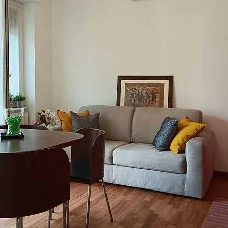 Sahi - Via Dei Ciclamini Mm1 Primaticcio, Stadio San Siro, Ospedale San Carlo * Milaan